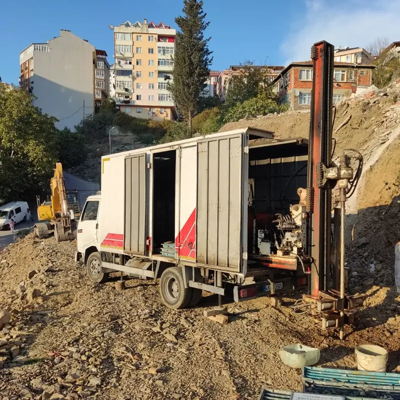 Eyüp'te kentsel dönüşüm sahasında apartmanların önünde sondaj aracı