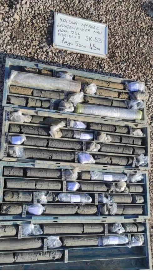Yalova SK-53 sondaj kuyusuna ait etiketlenmiş karot numune sandıkları